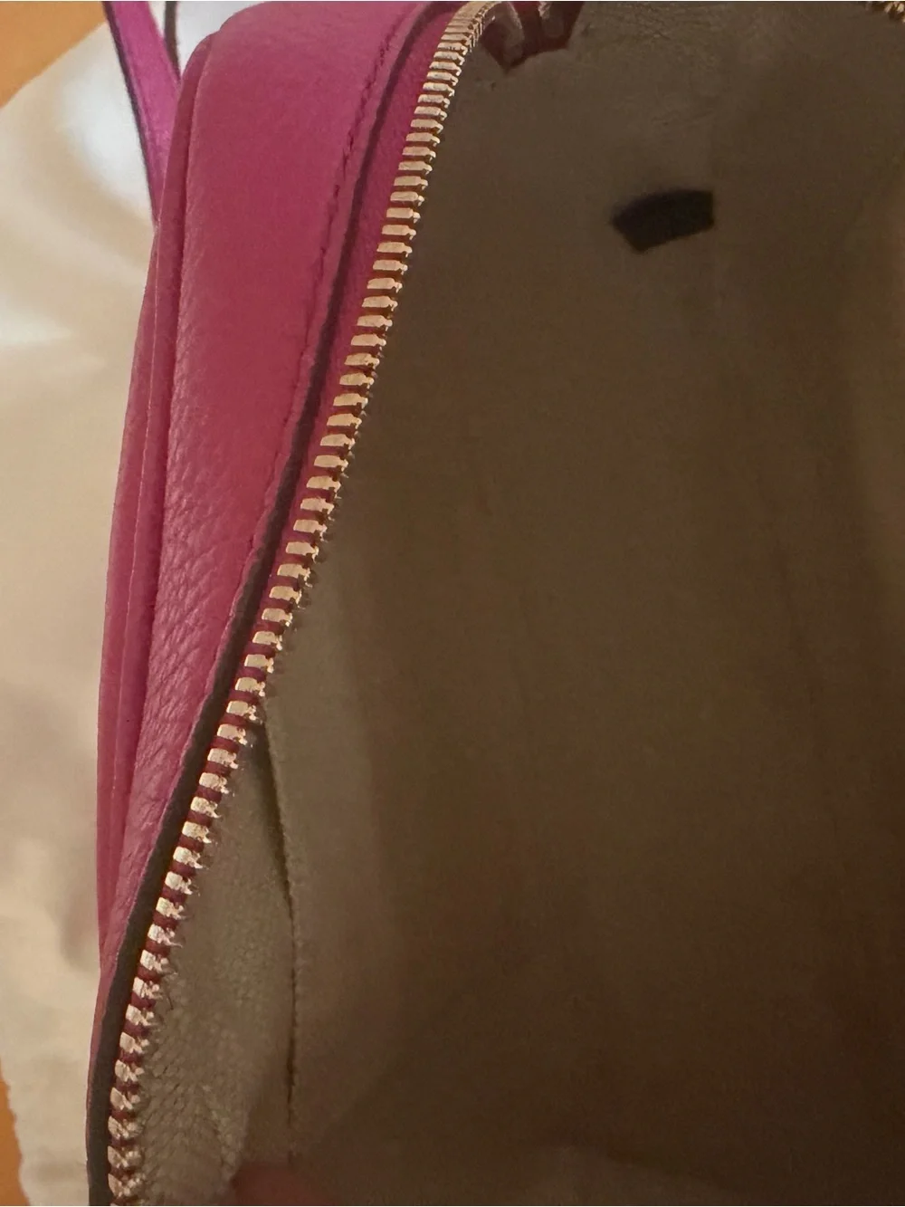 Authentic Gucci Soho Disco Crossbody Bag Fuchsia Pebbled Leather Tassel GG Logo - Picture 4 of 7